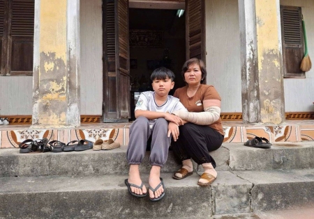 Mẹ đơn thân chống chọi với ung thư cạn sạch tiền, mong kéo dài sự sống vì con