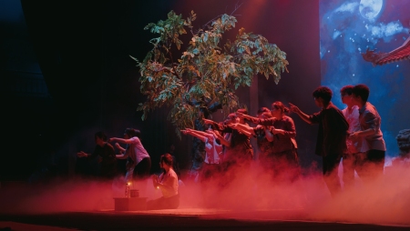 Phần trình diễn của CLB Life's So Drama