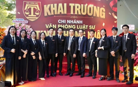 Luật sư Diệp Năng Bình (giữa) cùng đội ngũ nhân viên của Văn phòng Luật sư Tinh Thông Luật trong ngày khai trương.