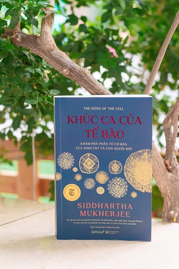 The Song of the Cell: An Exploration of Medicine and the New Human được xuất bản lần đầu vào năm 2022. Trong ảnh: Bản tiếng Việt của cuốn sách được ấn hành mới đây. Tác giả: Mai Phương