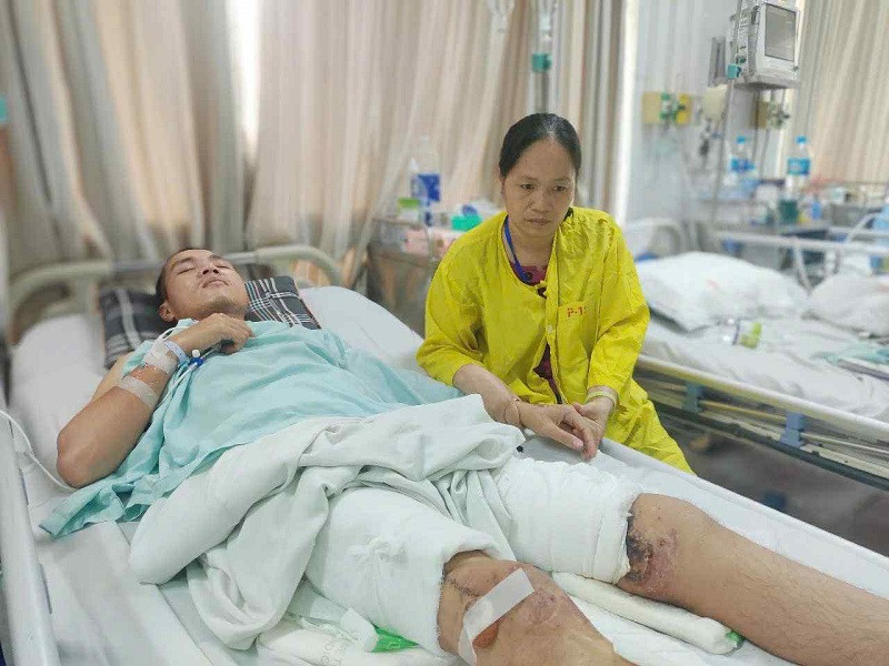 Cha tai biến, mẹ nghèo "cắm" cả sổ đỏ cũng không đủ tiền cứu con bị tai nạn