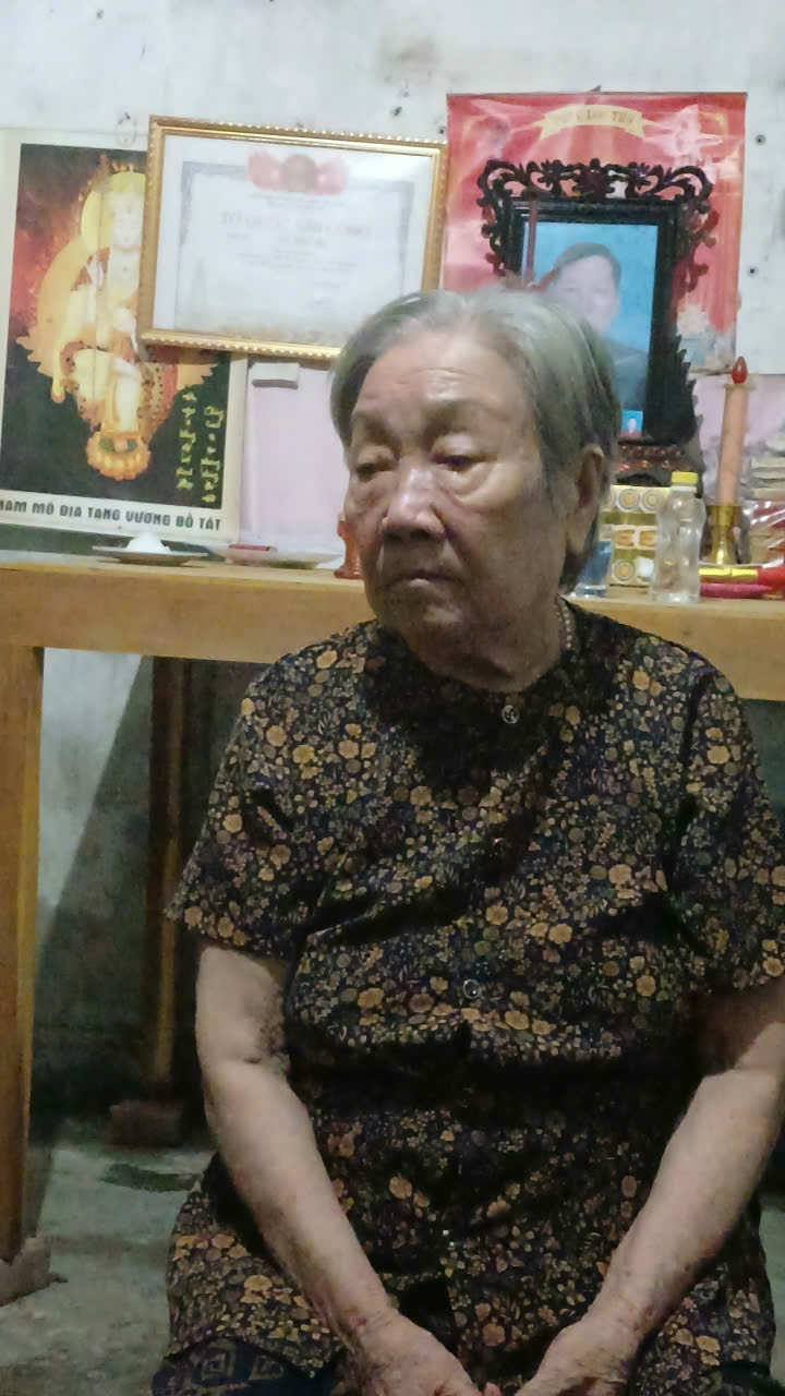 Bà Phượng bên bàn thờ của chồng
