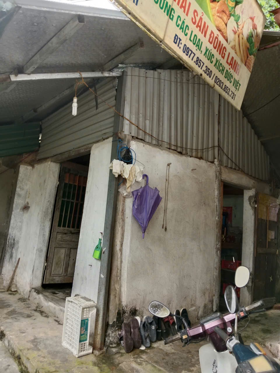 Căn nhà tạm bà Phượng đang sinh sống phải che bạt, giấy để ngăn gió mưa