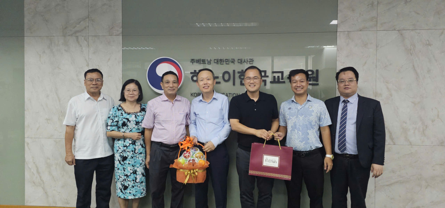 Thạc sĩ Đặng Xuân Hòa cùng đoàn công tác Hàn Quốc