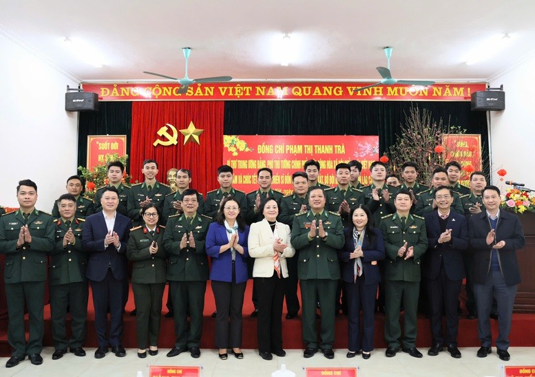 Phó Thủ tướng Phạm Thị Thanh Trà chúc Tết, động viên cán bộ, chiến sĩ Đồn Biên phòng Bát Xát- Ảnh 4. Phó Thủ tướng Phạm Thị Thanh Trà chúc Tết, động viên cán bộ, chiến sĩ Đồn Biên phòng Bát Xát- Ảnh 4.