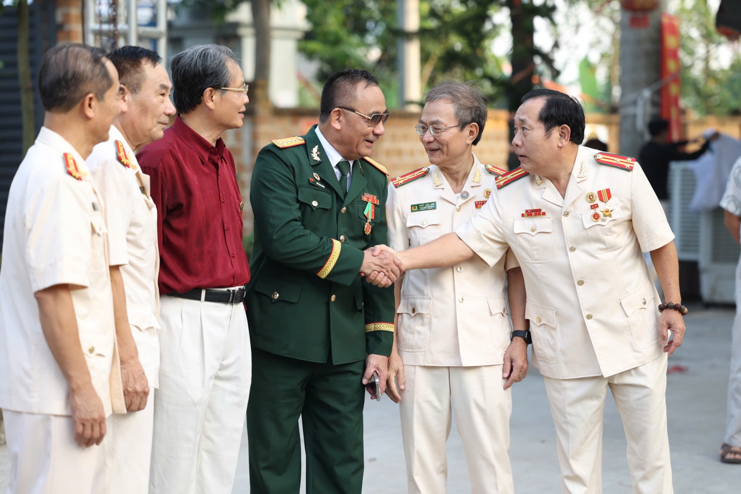 Những người con ưu tú của dòng họ Chử hồ hởi gặp nhau trong ngày hội ngộ