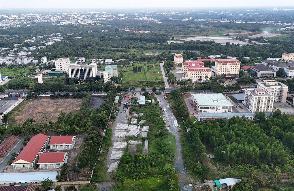 Đoạn đường vảnh đai phí tây giao với đường Nguyễn Văn Cừ sau gần 4 năm khởi công. Ảnh: An Bình