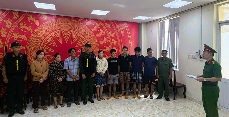 Cơ quan Cảnh sát điều tra đọc lệnh khởi tố bắt tạm giam các bị can.