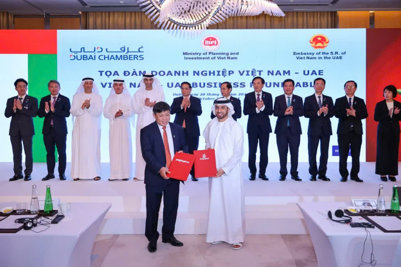 Hãng hàng không Vietjet và Hãng hàng không Emirates trao thỏa thuận hợp tác trong lĩnh vực hàng không - Ảnh: Nguyên Minh