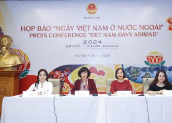 Bà Lê Thị Hồng Vân, Vụ trưởng Vụ Ngoại giao văn hóa và UNESCO, Bộ Ngoại giao, Trưởng ban tổ chức, giới thiệu chương trình “Ngày Việt Nam ở nước ngoài 2024”.