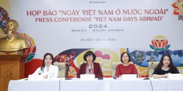 Bà Lê Thị Hồng Vân, Vụ trưởng Vụ Ngoại giao văn hóa và UNESCO, Bộ Ngoại giao, Trưởng ban tổ chức, giới thiệu chương trình “Ngày Việt Nam ở nước ngoài 2024”.