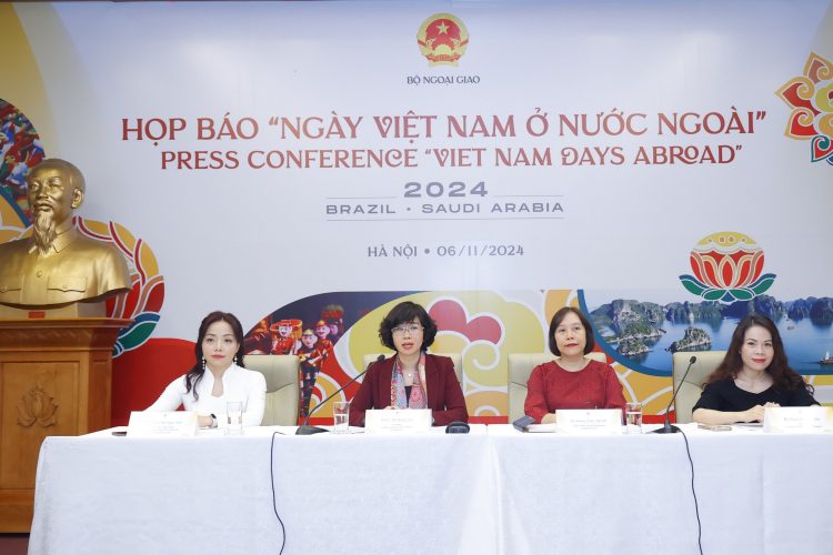 Bà Lê Thị Hồng Vân, Vụ trưởng Vụ Ngoại giao văn hóa và UNESCO, Bộ Ngoại giao, Trưởng ban tổ chức, giới thiệu chương trình “Ngày Việt Nam ở nước ngoài 2024”.